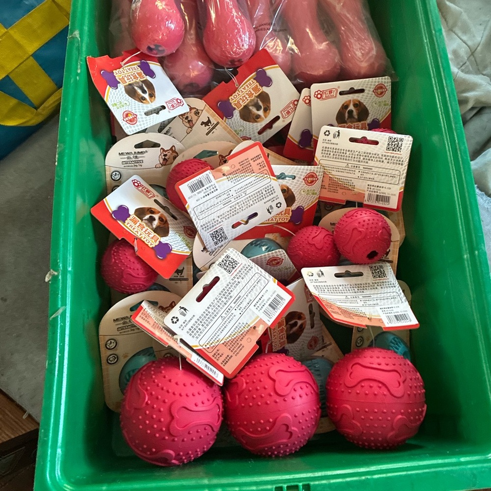 🧶 Interactive Textured Dog Treat Toy Ball